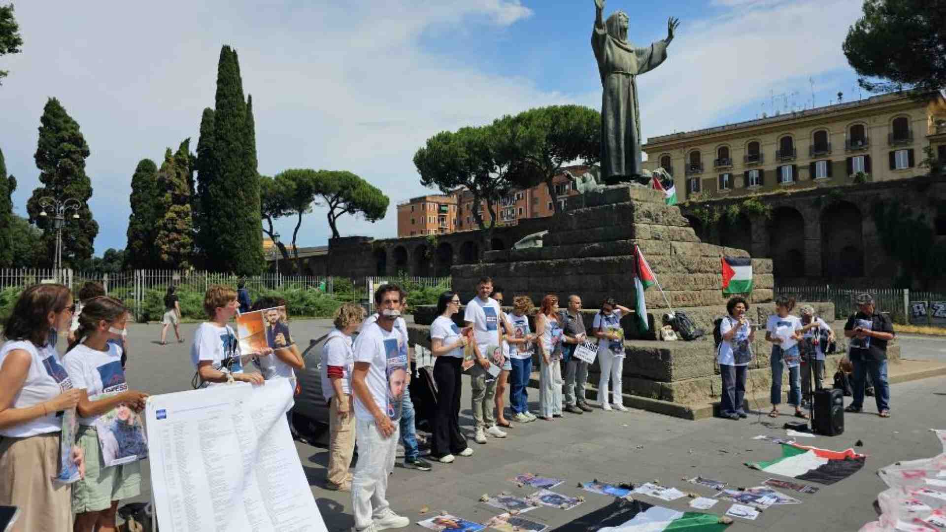 Immagine di Flash mob per i giornalisti uccisi a Gaza: «I media non sono un bersaglio»