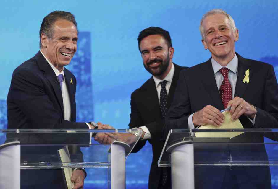 Andrew Cuomo, a sinistra, stringe la mano a Zohran Mamdani (Foto di Yuki Iwamura-Pool/Getty Images)&nbsp;<br />