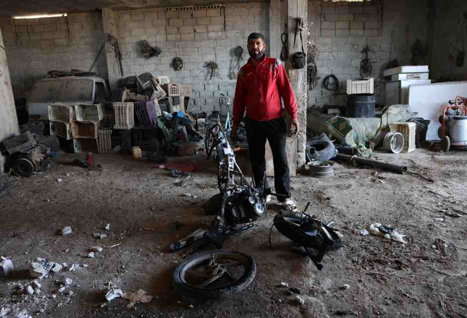 Khaled Diyab davanti ai resti di un drone iraniano precipitato sulla sua casa di Inkhil (foto Ali Haj Suleiman)<br /><br /> <br />