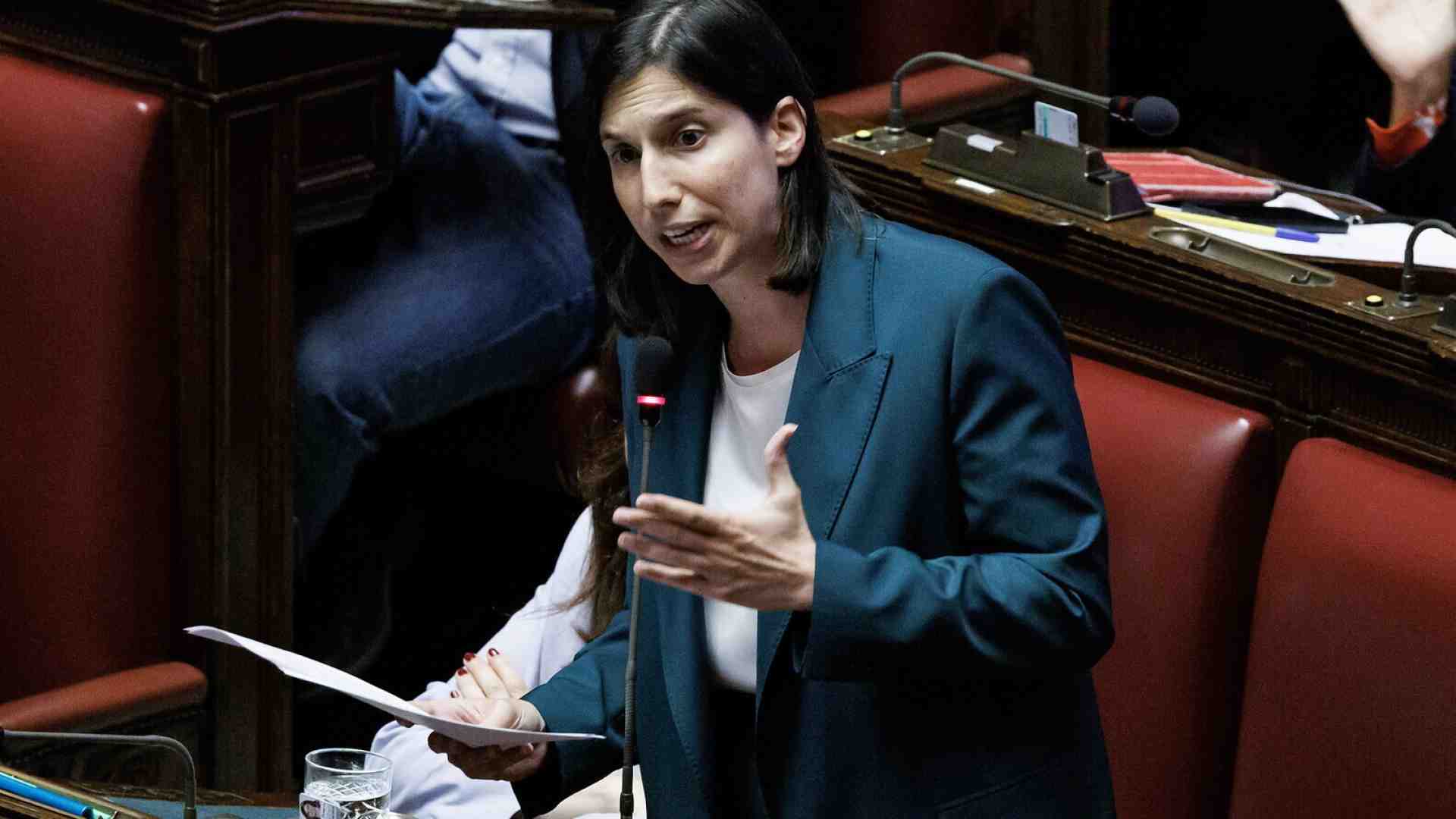 Immagine di Il "martello" di Schlein, ordina al Pd l'astensione sulla mozione 5s e fa votare contro l'articolo pro Russia. A Conte resta la fascia da ultras