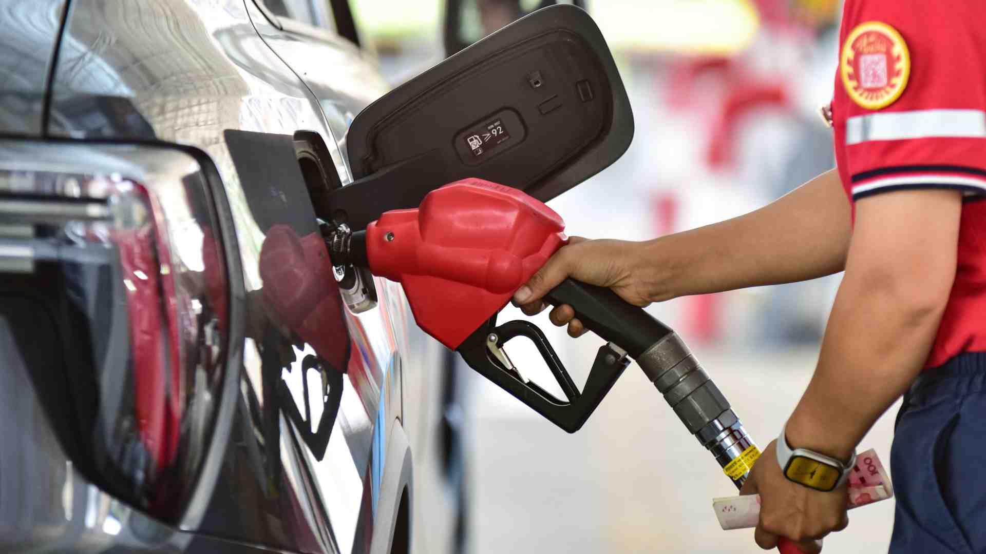 Immagine di Il petrolio giù, la benzina alle stelle: cosa sta succedendo coi prezzi