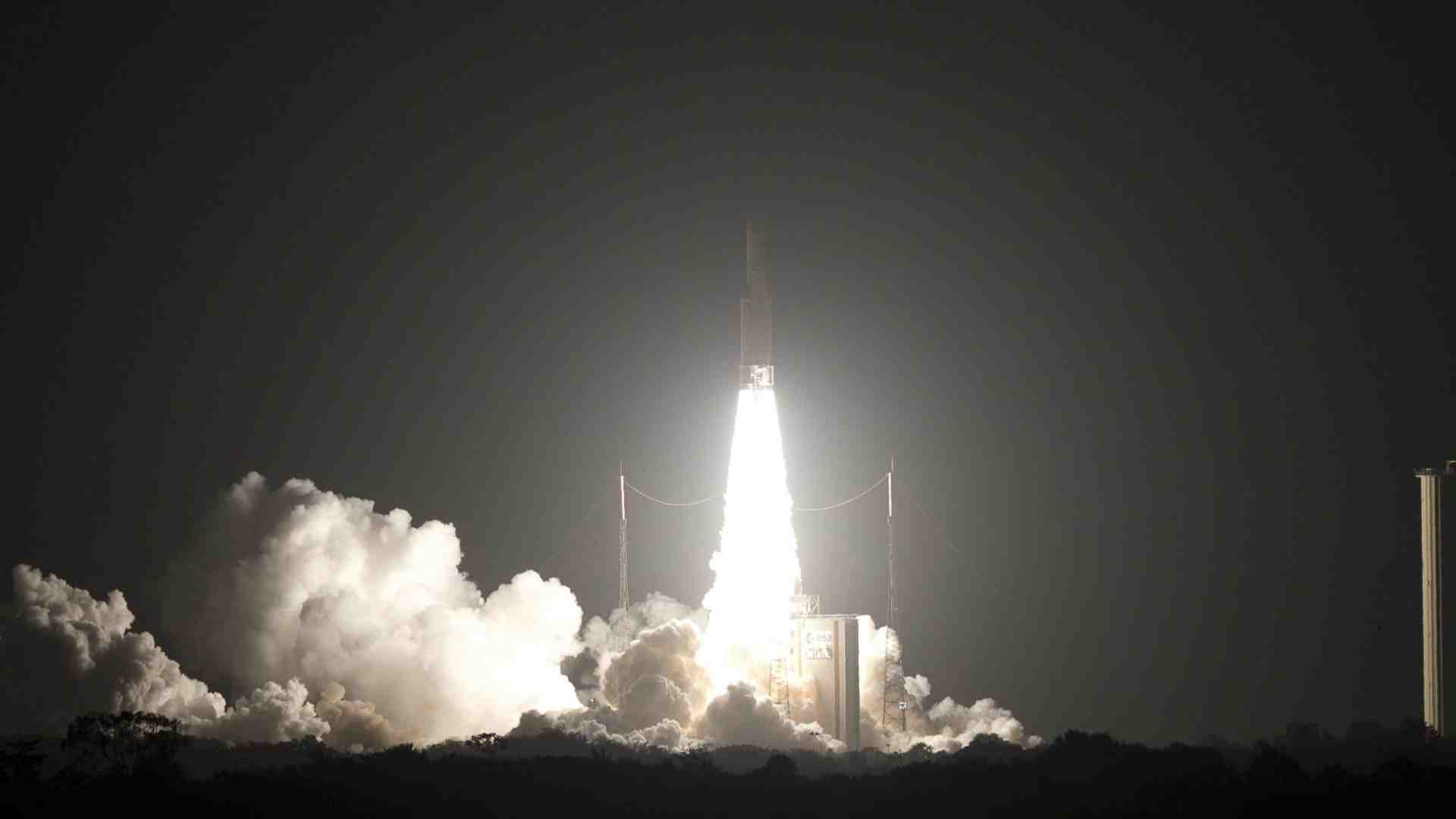 Immagine di Battaglie spaziali. Macron offre sponda all’Italia per un’industria satellitare integrata. Ma non tutto torna