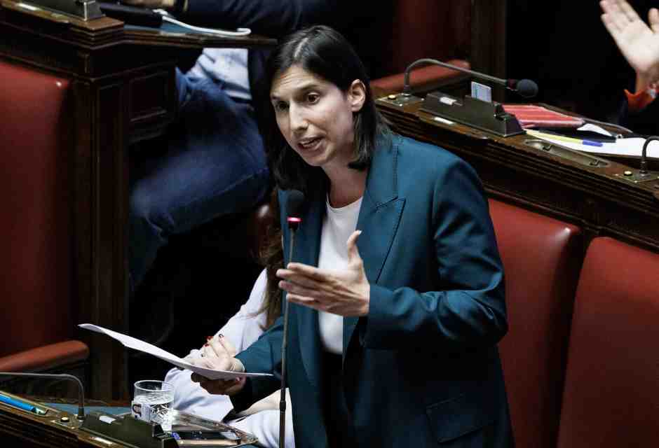 Il "martello" di Schlein, ordina al Pd l'astensione sulla mozione 5s e fa votare contro l'articolo pro Russia. A Conte resta la fascia da ultras