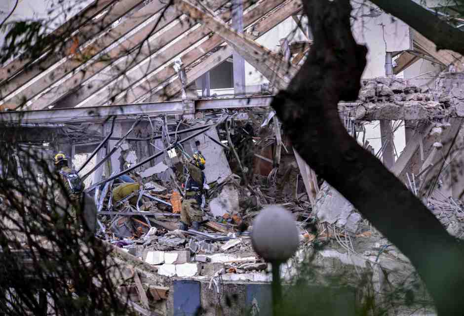 Edificio di Tel Aviv colpito da un missile balistico iraniano (foto Olycom)