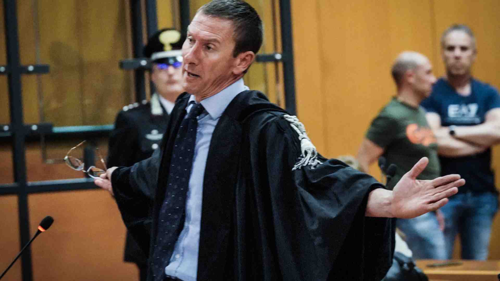 Immagine di I legali di Cospito segnalati per aver baciato sulle guance l'assistito