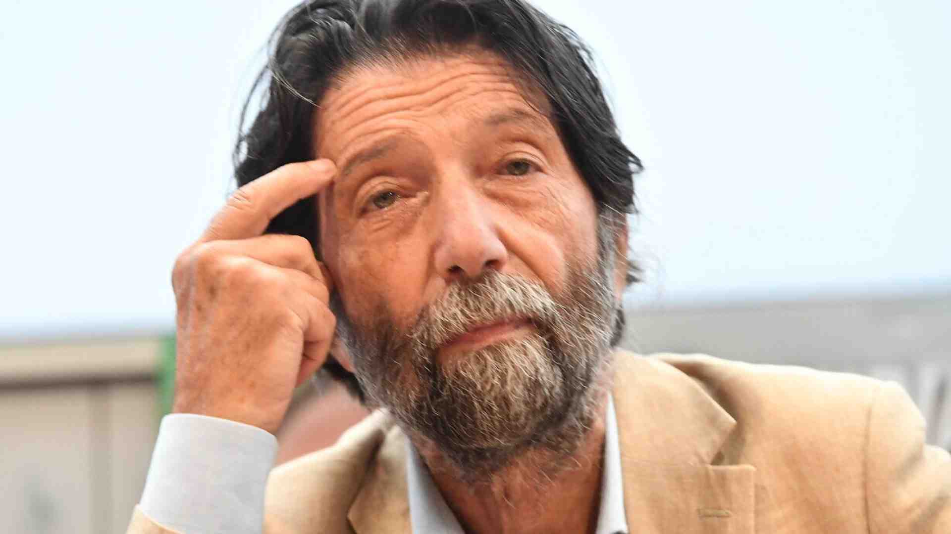 Immagine di Casa Cacciari. Tommaso contro lo zio: "A Massimo non frega niente di Bezos"