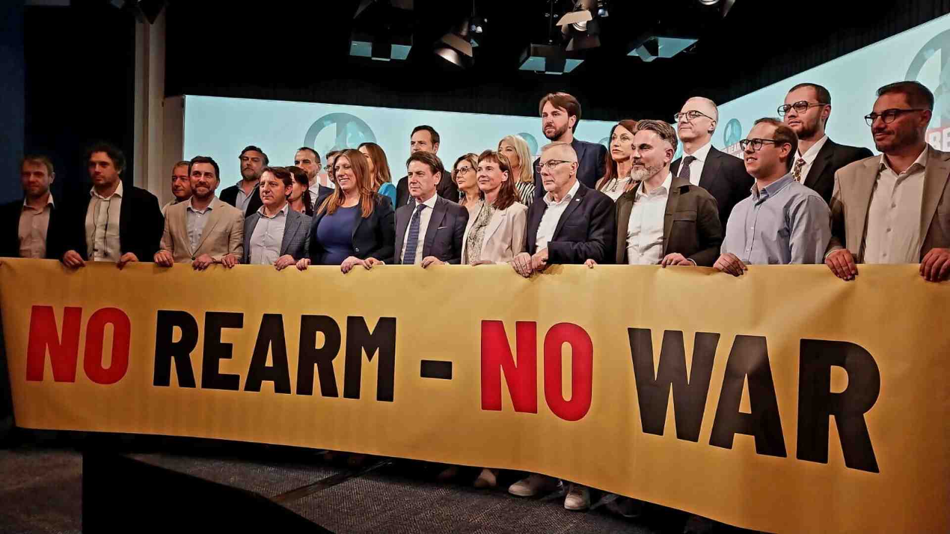 Immagine di Conte all’Aia: “Nasce l’internazionale della pace”. Contro l’Ue ma non contro Putin