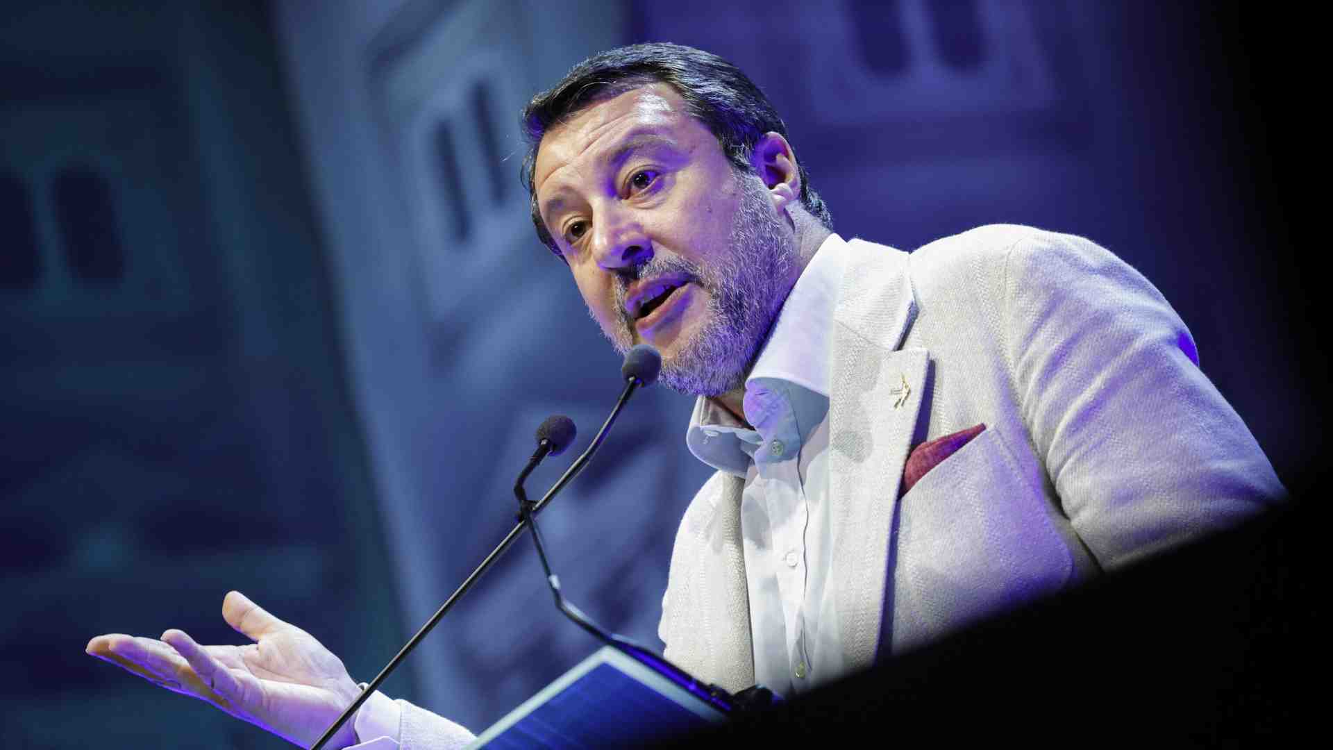 Immagine di Salvini trova un compromesso con i costruttori. Storia di una pace