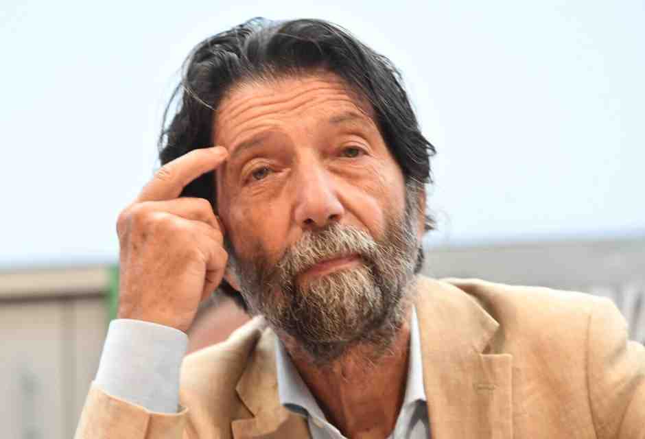 Casa Cacciari. Tommaso contro lo zio: "A Massimo non frega niente di Bezos"