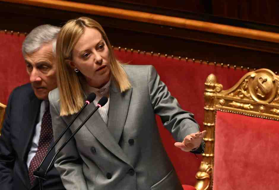 Meloni in Senato riceve segnali dai riformisti Pd e da Calenda. Poi il pranzo al Quirinale
