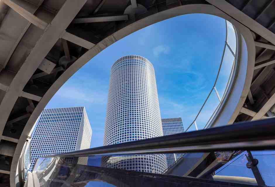 Lo skyline del quartiere finanziario degli affari di Tel Aviv (foto Getty)