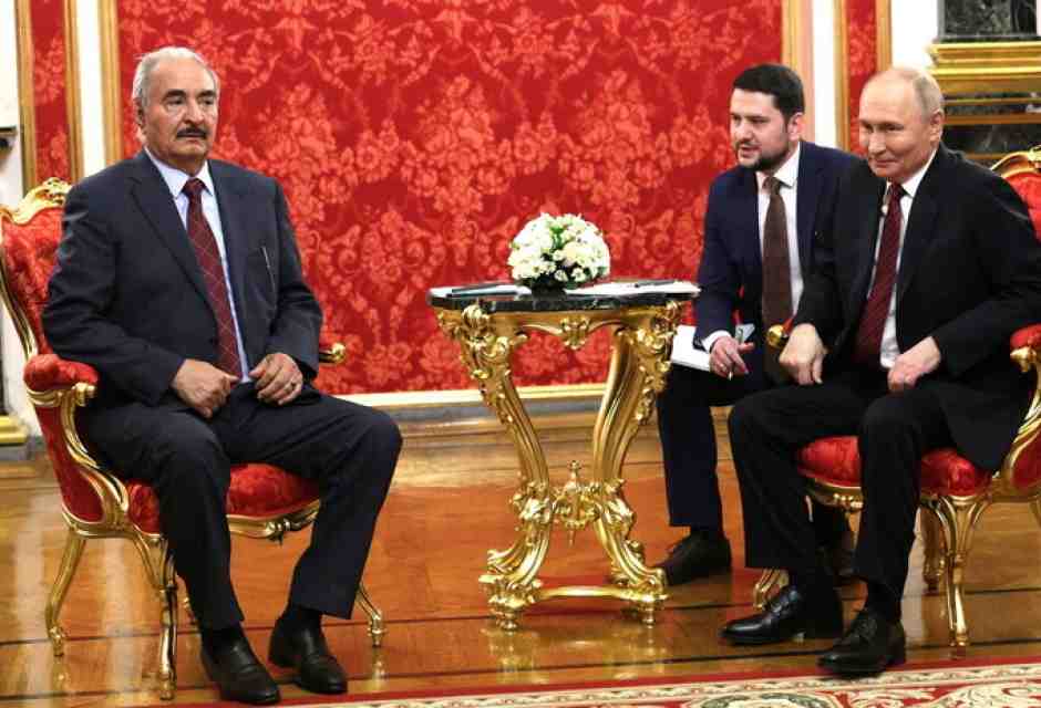Il generale libico Khalifa Haftar al Cremlino lo scorso maggio durante un incontro con Vladimir Putin (foto Getty)