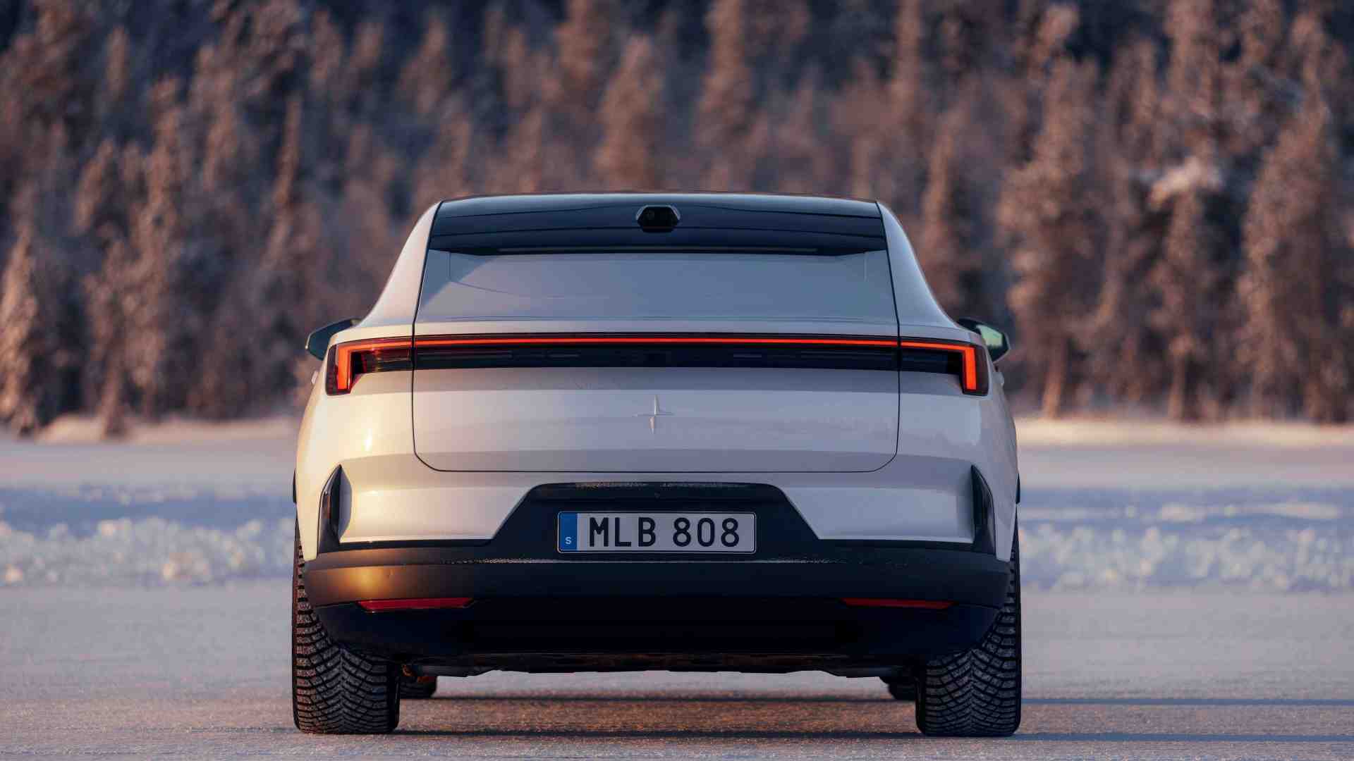 Immagine di Polestar 4, com'è e come va la prima auto senza lunotto posteriore