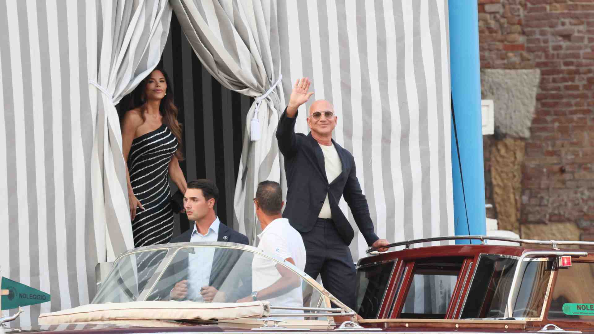 Immagine di Il circoletto antifa e anticapitalista che contesta Bezos ha un problema non con Amazon ma con la libertà