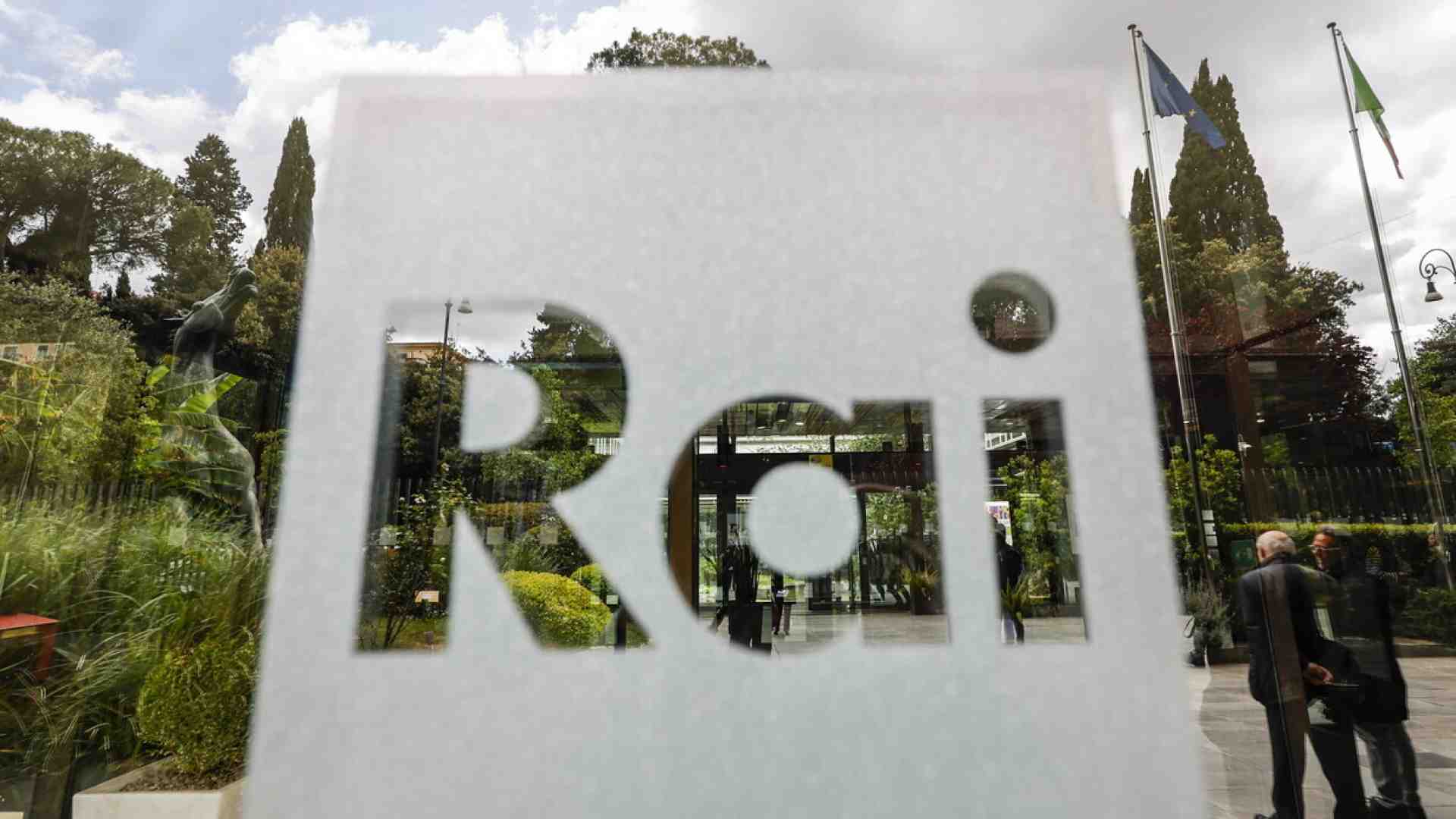 Immagine di L'evento di Benigni e l'arrivo di Whoopy Goldberg a Un posto al sole. Cerno e D’Urso dal 2026. I nuovi palinsesti Rai