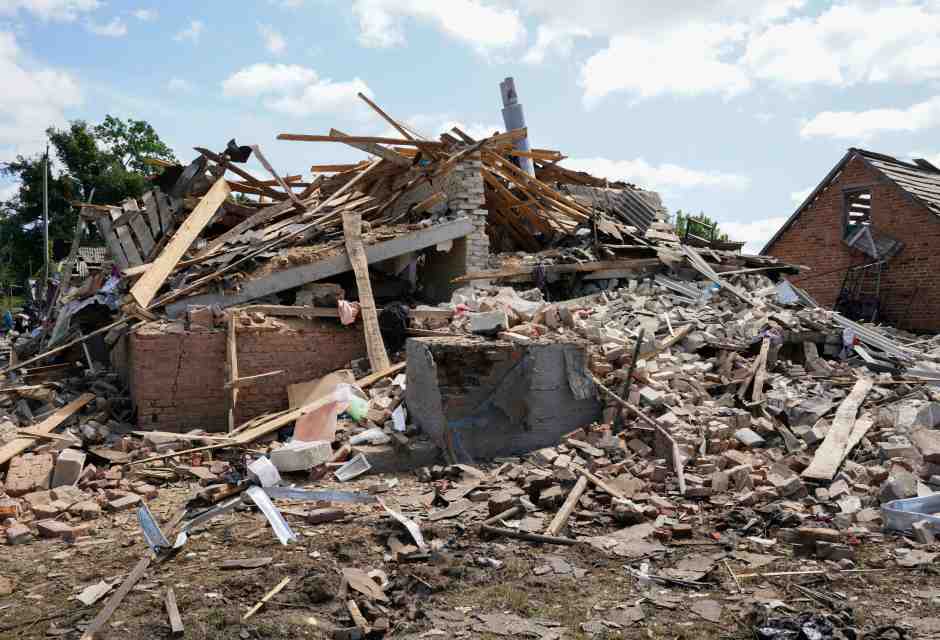 Il villaggio di Velykyi Bobryk, in Ucraina, attaccato da droni Shahed (foto Getty)
