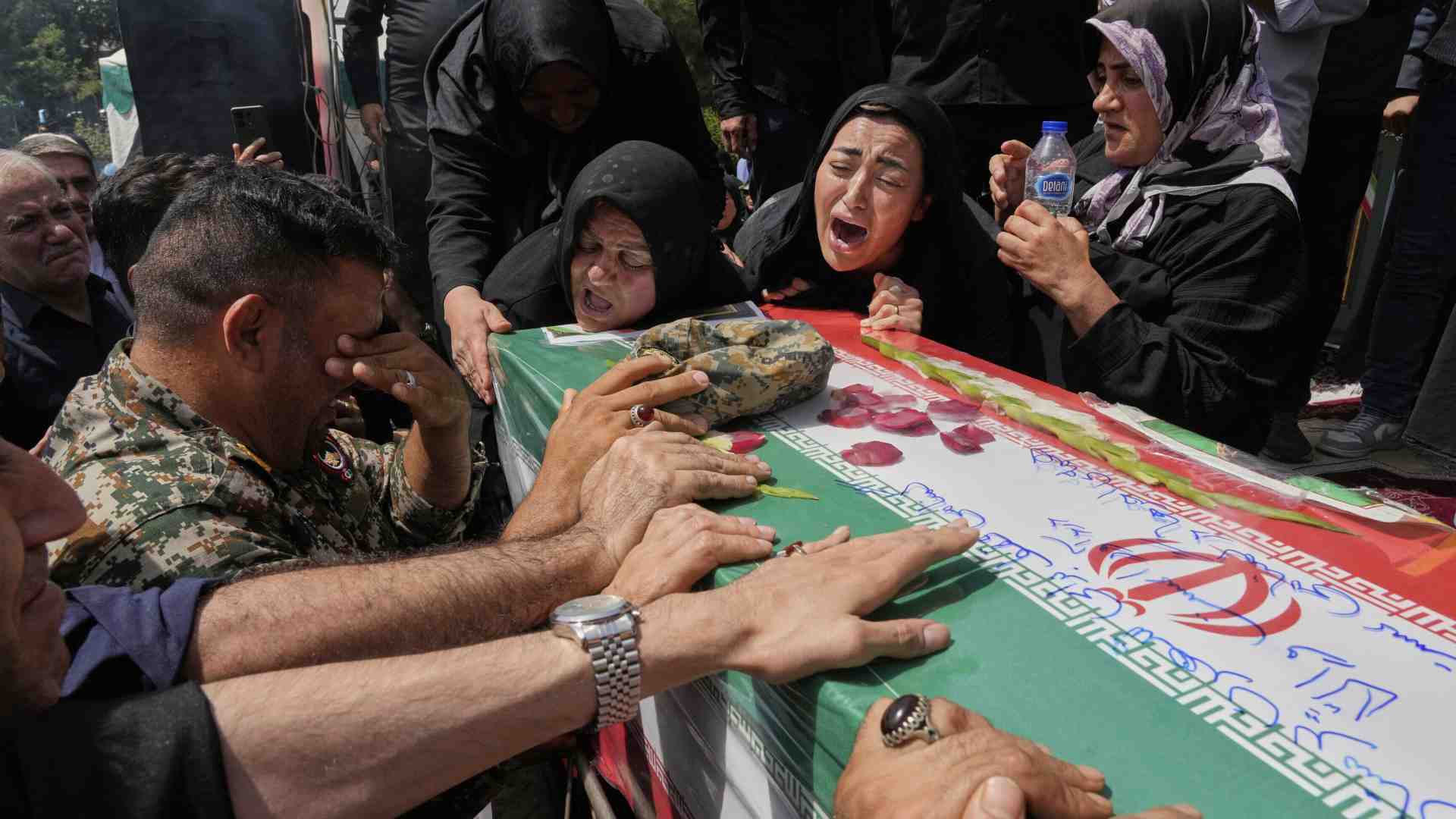Immagine di Il regime iraniano seppellisce i suoi morti tra sospetti e complotti