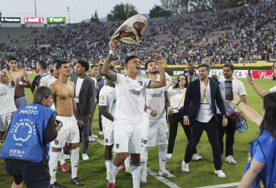 I giocatori del Botafogo esultano dopo la vittoria contro il Paris Saint-Germain al Mondiale per club (foto Ap, via LaPresse)