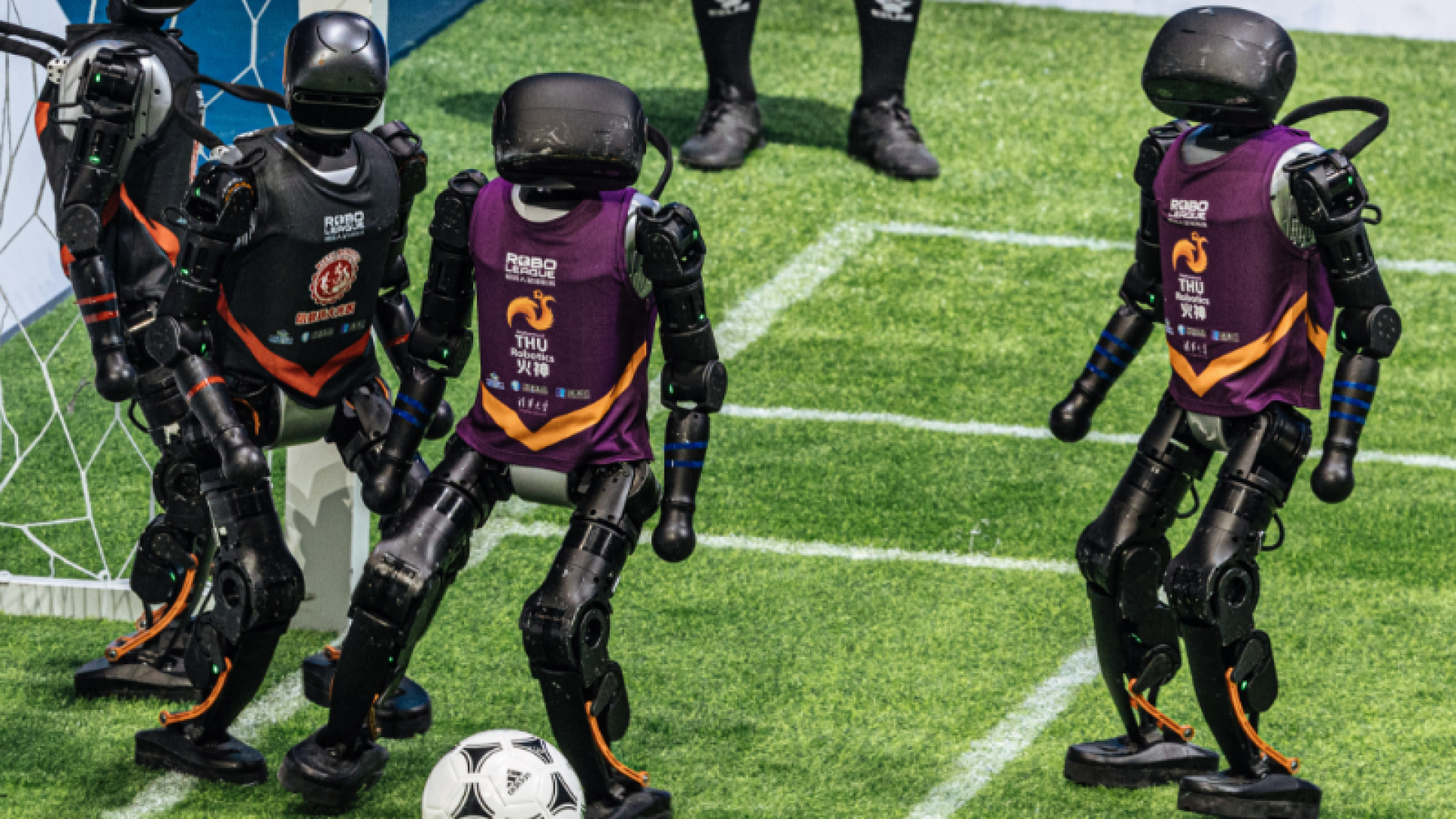 Immagine di Goffi e poco atletici, i robot cinesi scendono in campo
