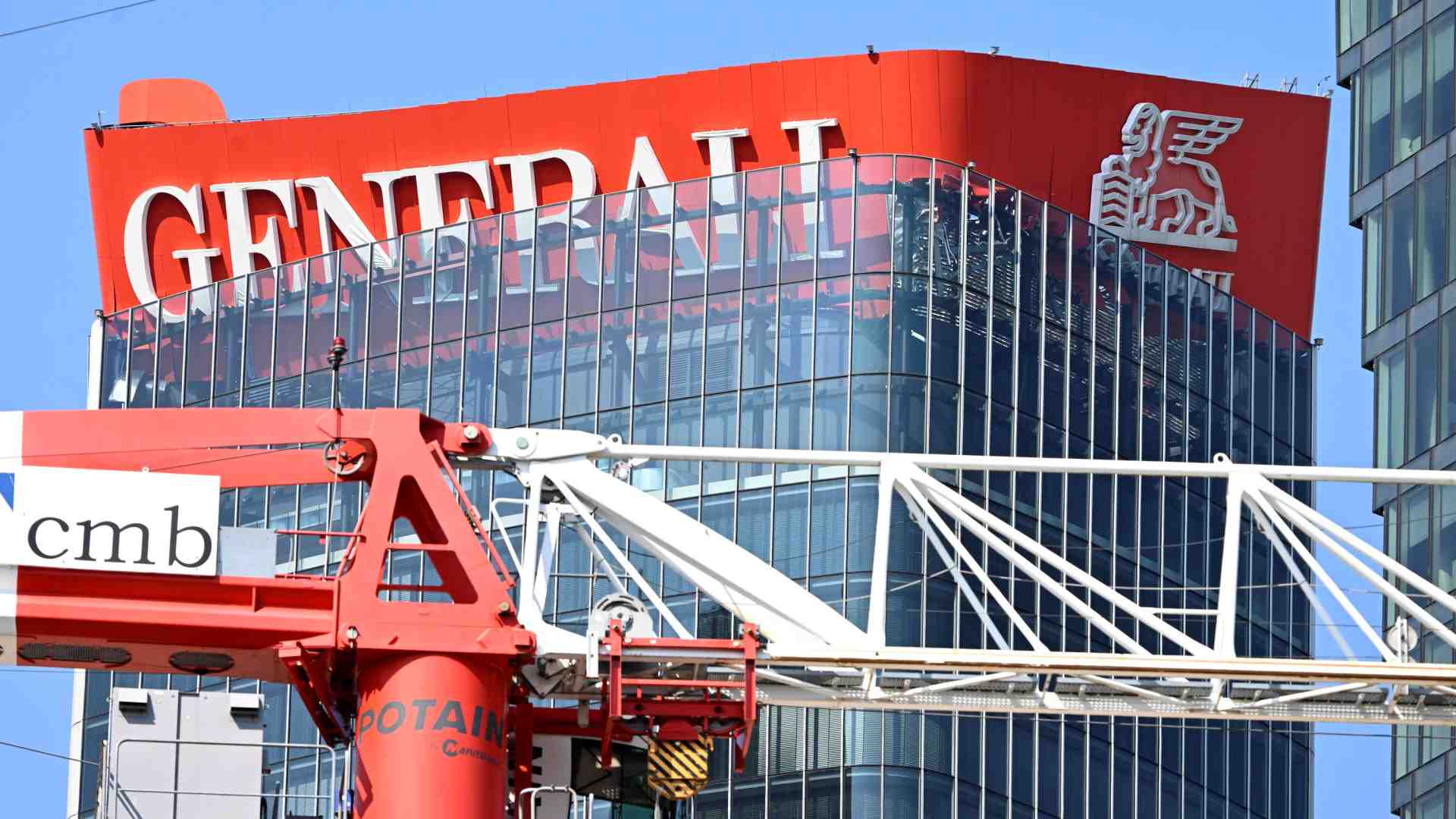 Immagine di Citylife, il cedimento della scritta Generali sul palazzo: cosa è successo