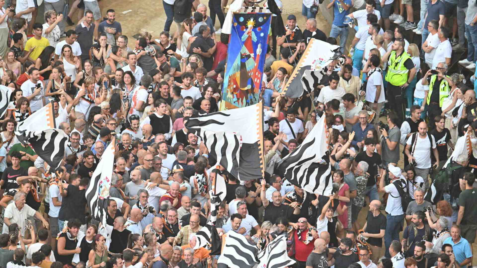 Immagine di Scorrettissimo Palio. Il mondo al contrario di Siena