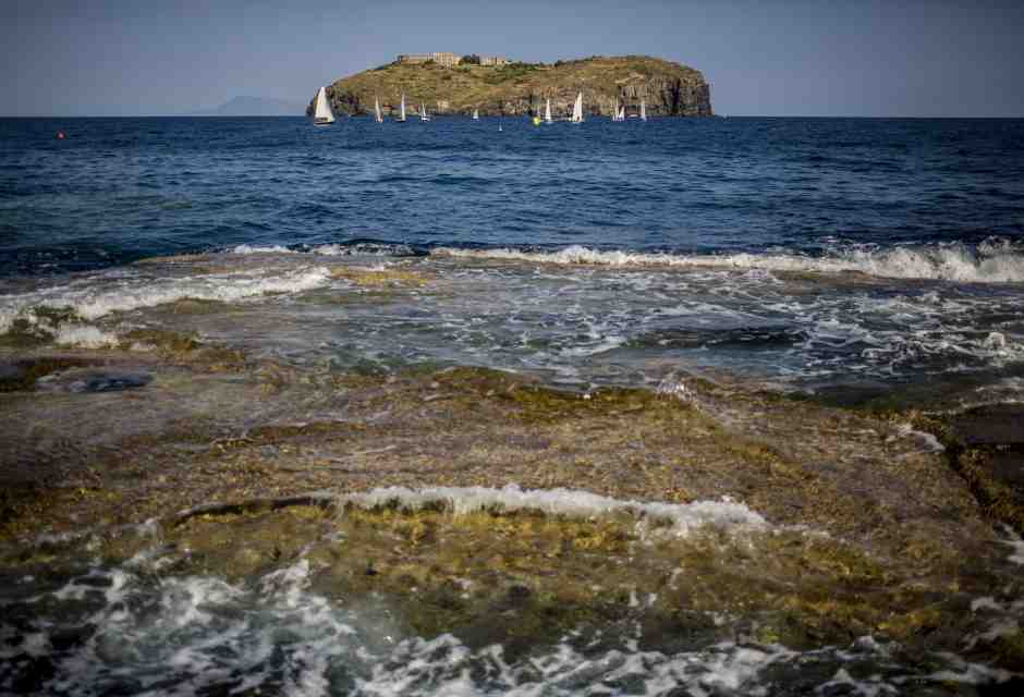 L'isola di Santo Stefano con il suo carcere borbonico vista dalla spiaggia del Faro a Ventotene (foto Getty)<br />&nbsp;<br />