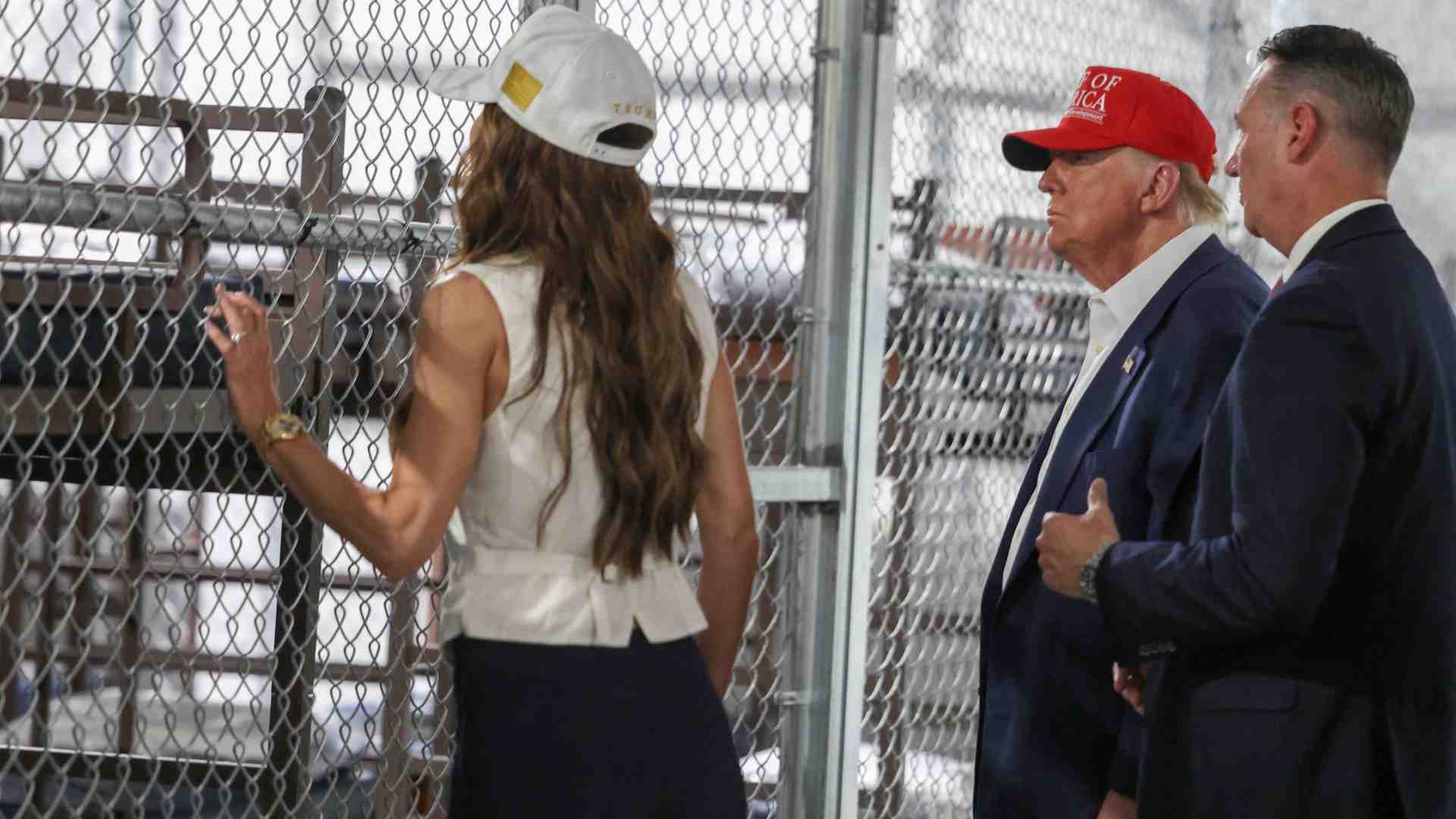 Immagine di Trump rinchiude gli immigrati nella gabbia: è l'Alcatraz degli alligatori