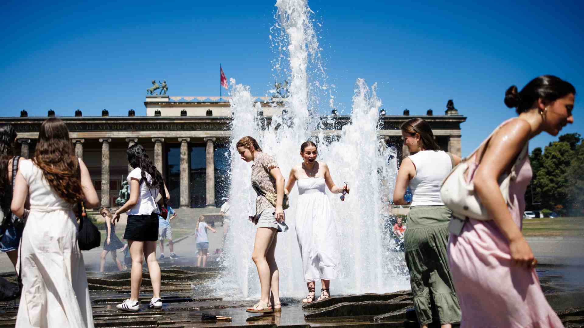 Immagine di Siamo nella morsa del caldo: immagini dalle città del Vecchio continente