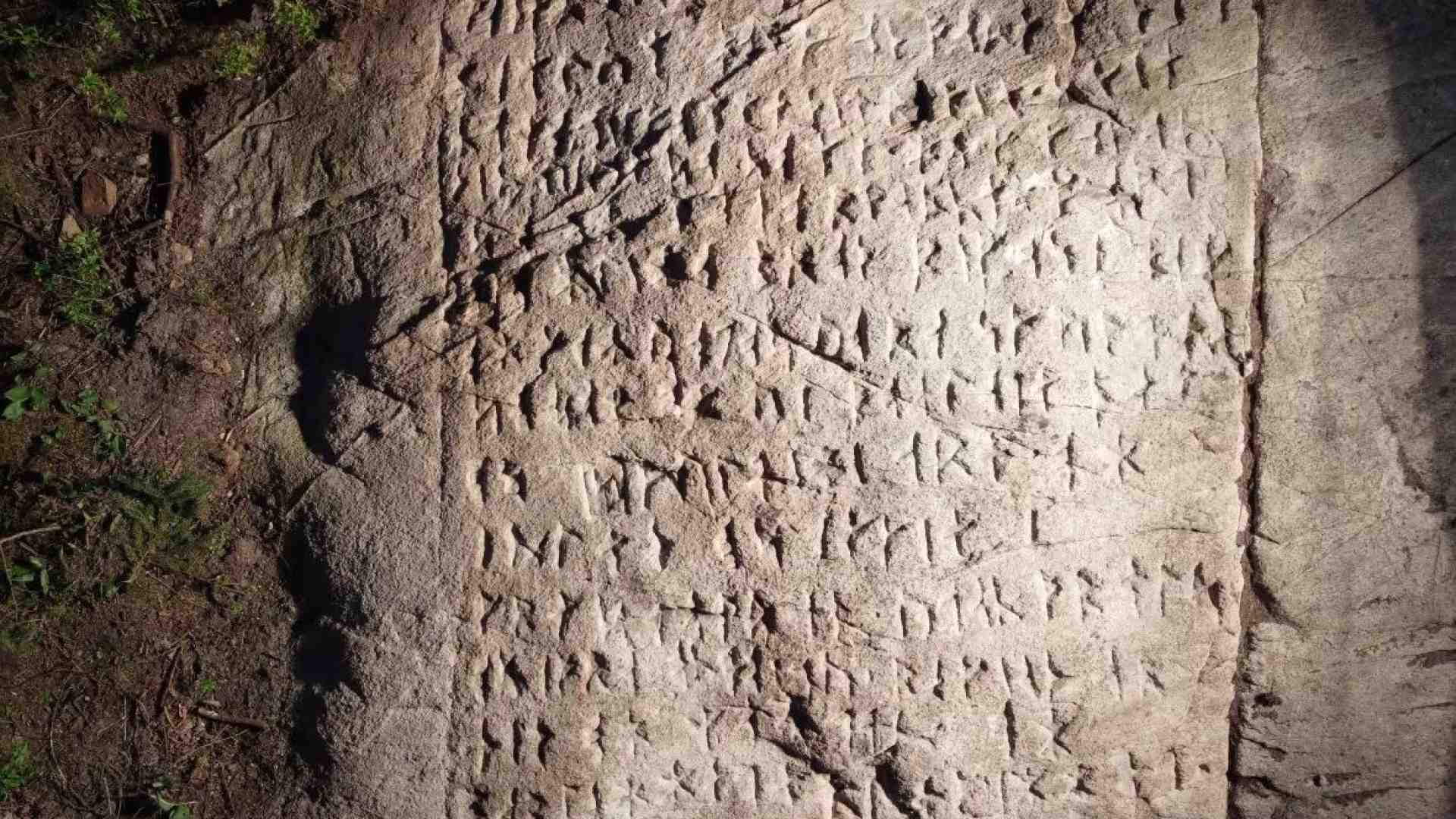 Immagine di Il Padre Nostro in rune tra le foreste canadesi