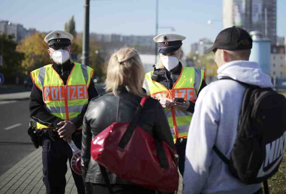 Controllo della polizia tedesca al valico di frontiera di Francoforte (LaPresse)&nbsp;<br />