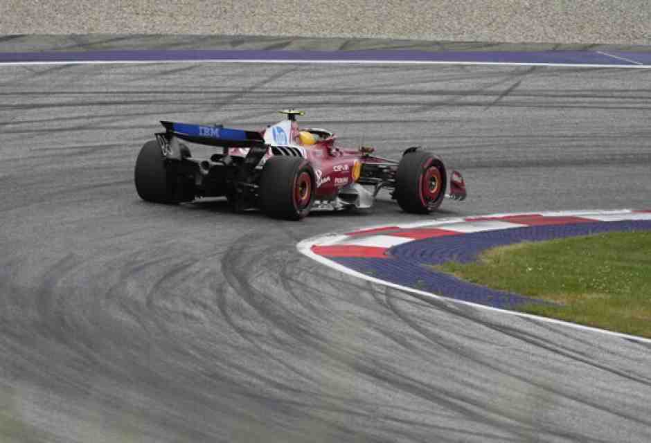 Lewis Hamilton alla guida della Ferrari (foto Ap, via LaPresse)