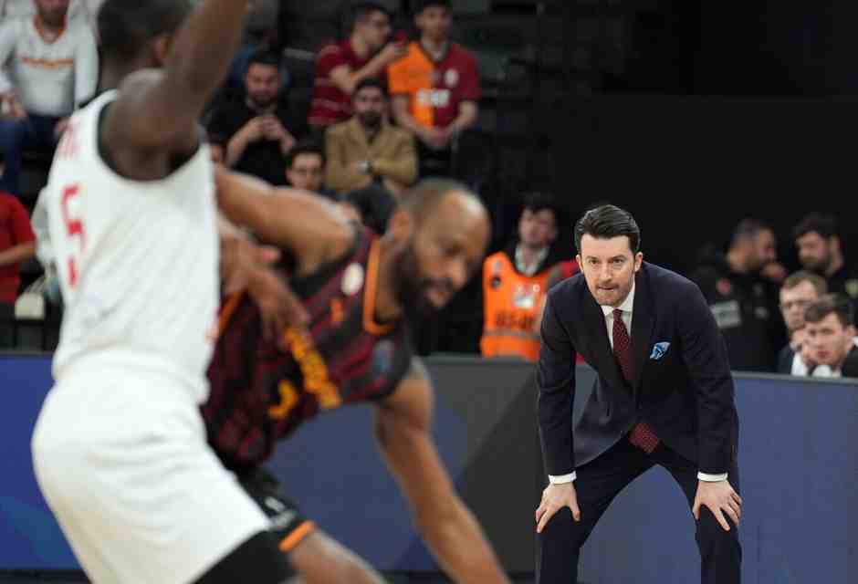 <span style="color: rgb(8, 8, 8); font-family: Lato, sans-serif; font-size: 14px;">Francesco Tabellini quando era head coach dell'ERA Basketball Nymburk (foto Getty Images)</span>