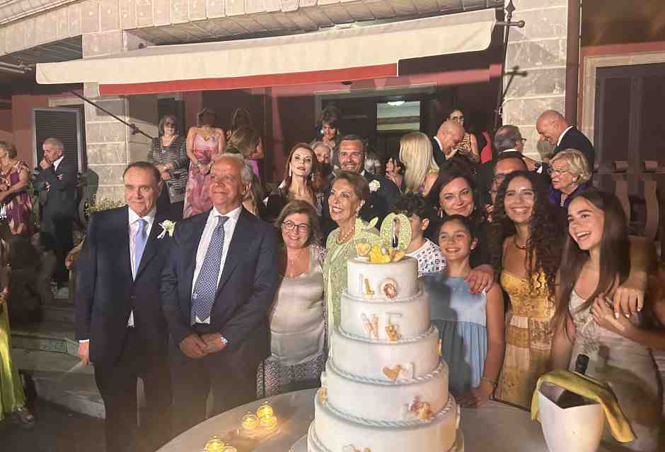 La notte d'oro dei Mastella fa nascere il "governo Ceppaloni". Piantedosi incorona Manfredi: "Sarai il federatore della sinistra"