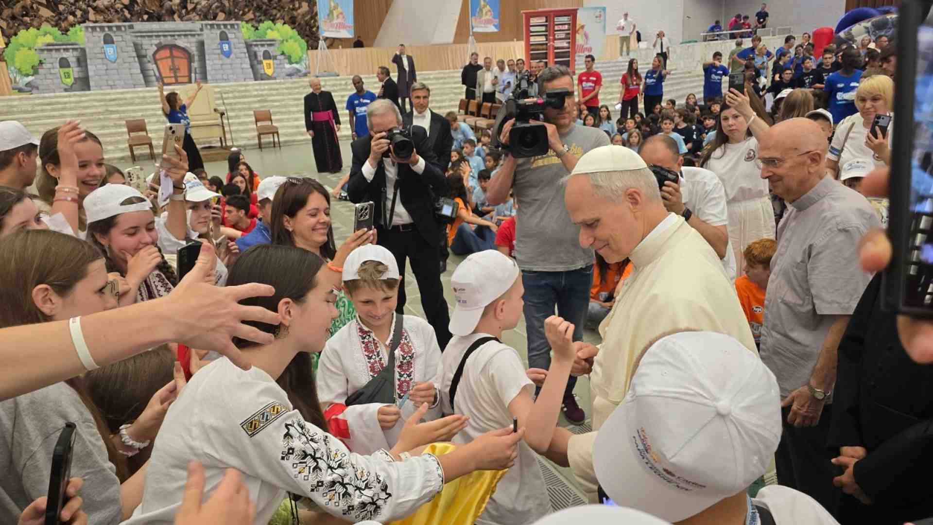 Immagine di Il Papa ai bambini arrivati dall'Ucraina: «Siate costruttori di amicizie»