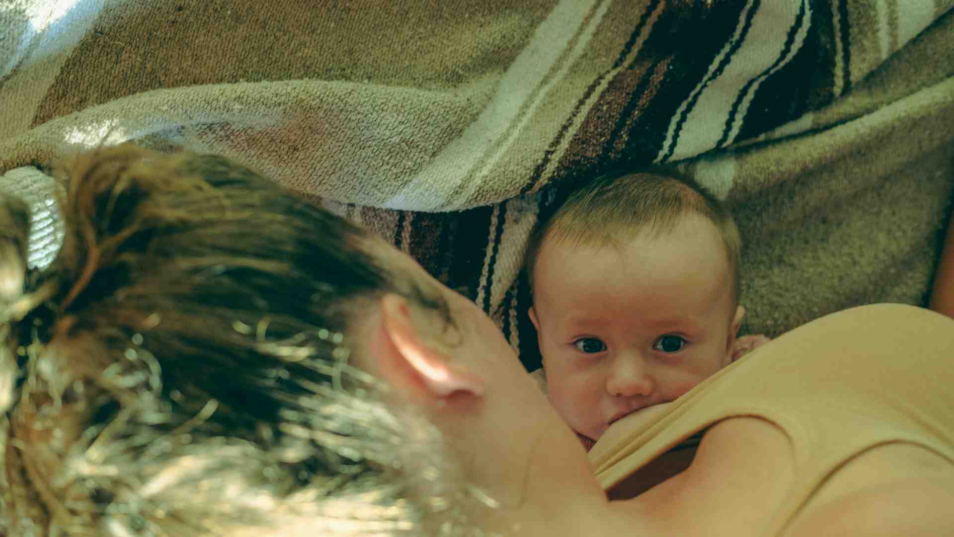 Immagine di Quante storie, non sei la prima che allatta. Sei o no invidiosa dei miei muscoli?