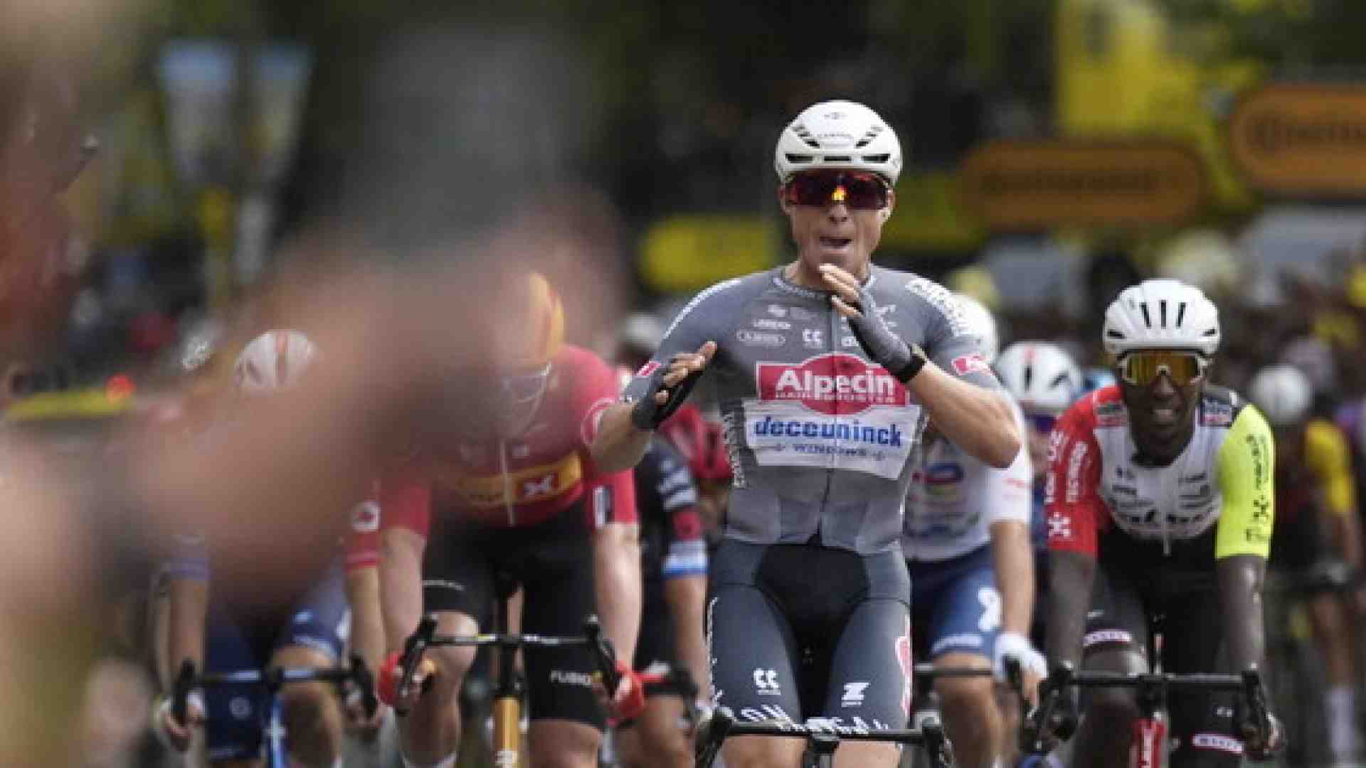 Immagine di Al Tour de France il vento si inventa la tappa che non c'era: ha vinto Jasper Philipsen
