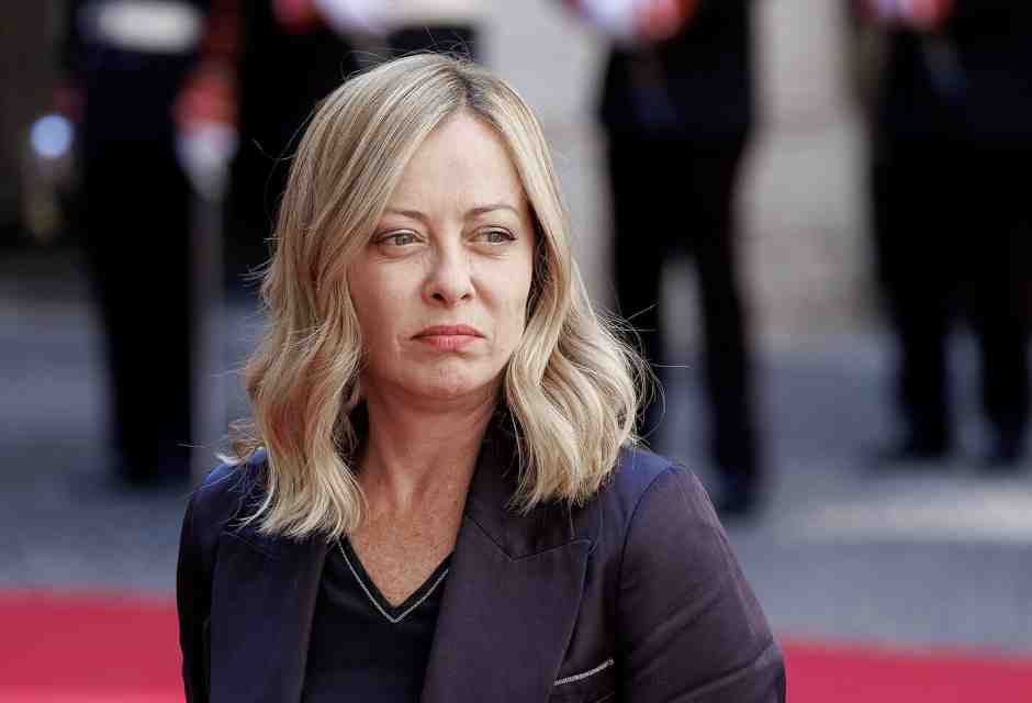 La "mutua" del tax credit, controlli impossibili, l'assedio dei produttori per difendere il dg Borrelli. Meloni: "Ignobile scandalo"