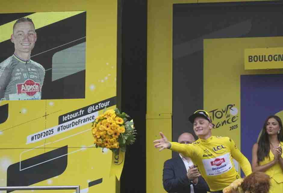 Mathieu van der Poel in maglia gialla (foto Ap, via LaPresse)