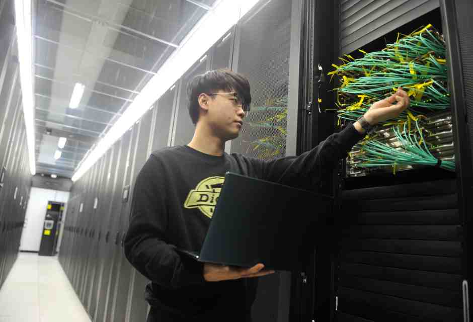 Un ingegnere esegue un'ispezione in un data center a Urumqi, dove DeepSeek ha avviato le sue attivit&agrave; (Foto di VCG/VCG via Getty Images)&nbsp;<br />