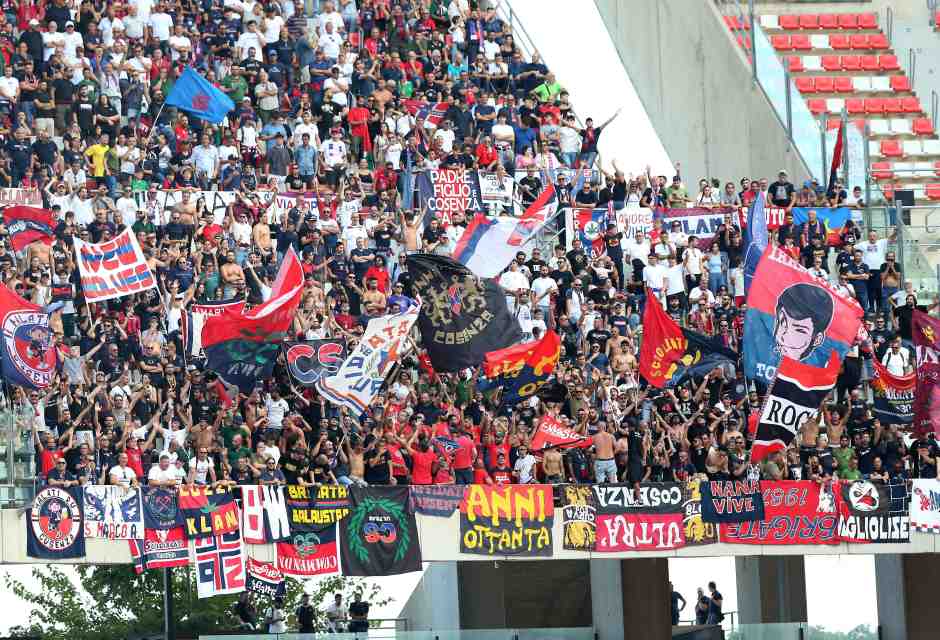 Ultras Cosenza durante la partita tra Bari vs Cosenza 2024/2025 (foto di Donato Fasano/LaPresse)<br />