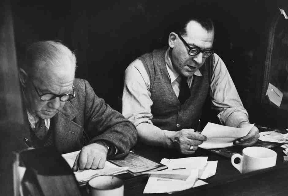 Correttori di bozze al lavoro un sabato pomeriggio negli uffici del News of The World, aprile 1953 (Bert Hardy/Picture Post/Hulton Archive/Getty Images)&nbsp;<br />