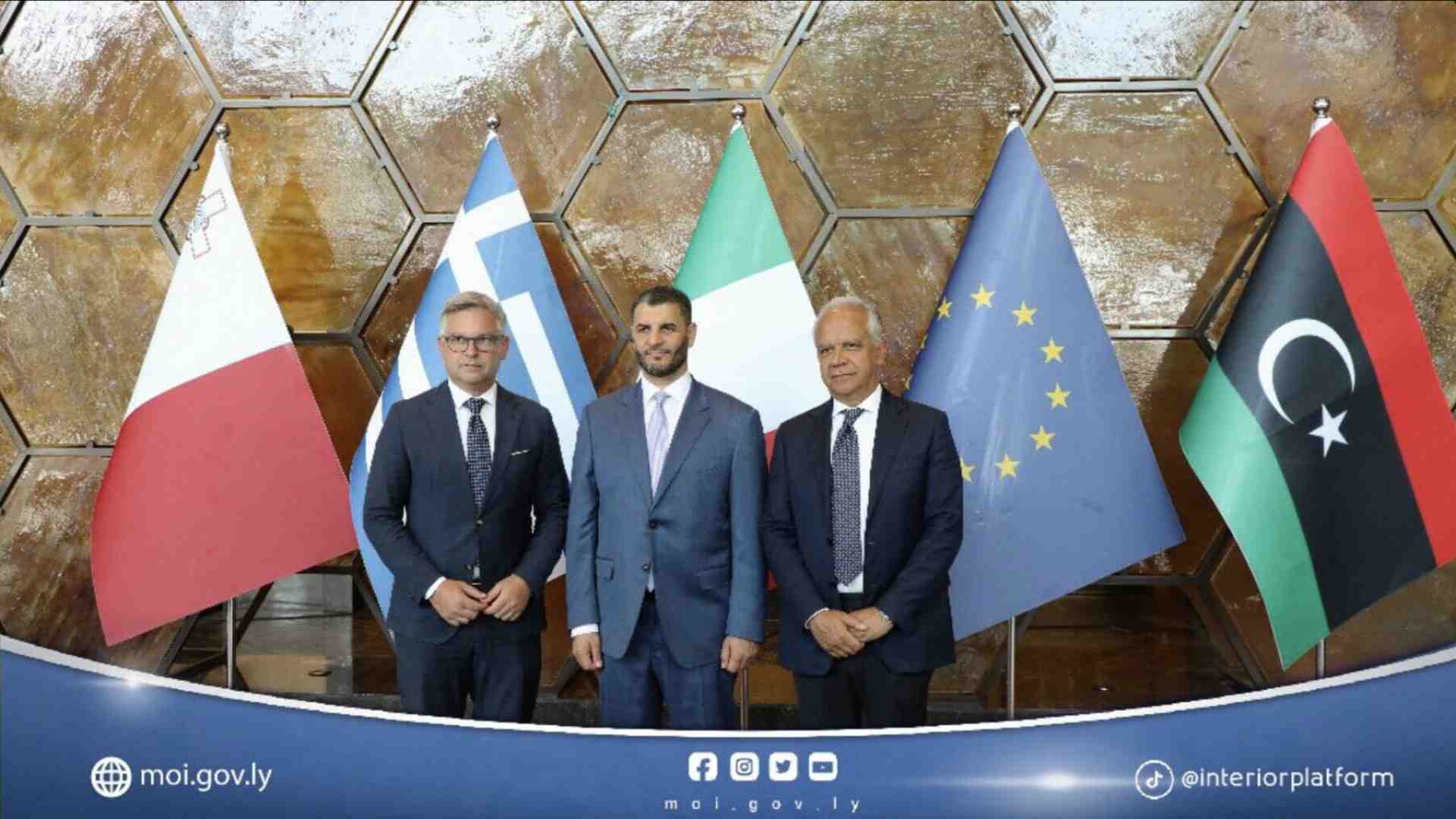 Immagine di Piantedosi e il commissario Ue Brunner fermati all'aeroporto di Bengasi