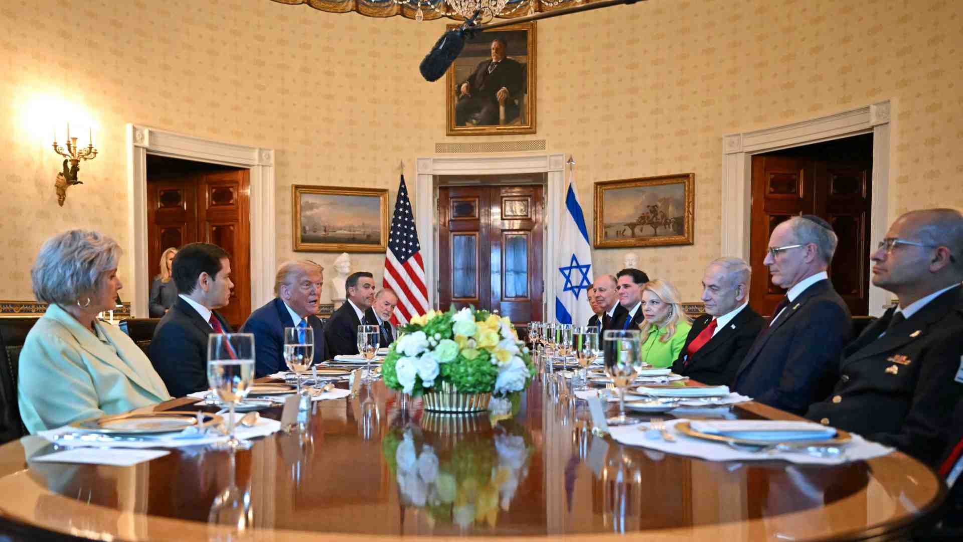 Immagine di Trump, Netanyahu e la “realtà aumentata” del Nobel per la Pace