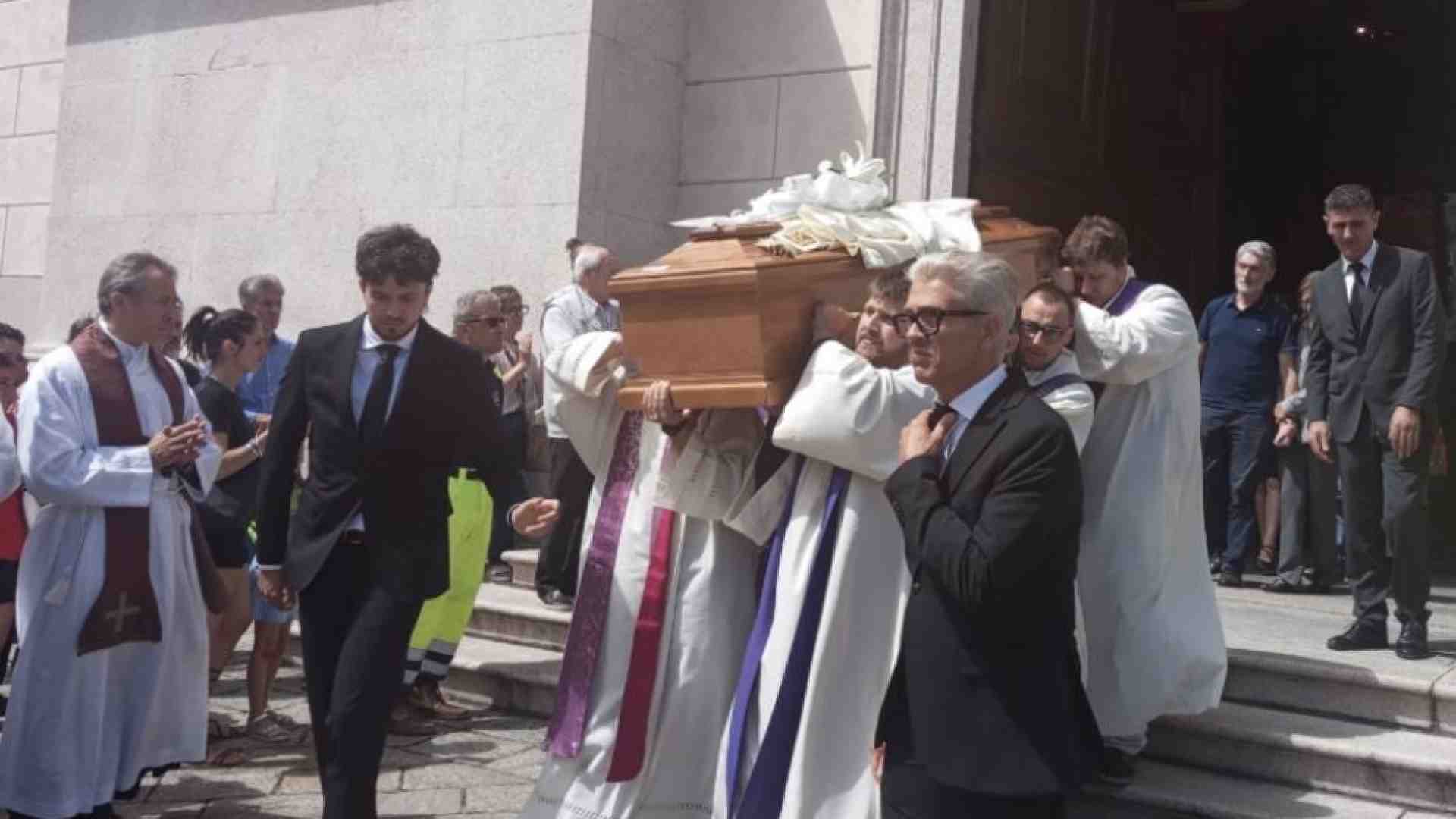 Immagine di Le risposte difficili da trovare e la preghiera: l'ultimo saluto a don Matteo