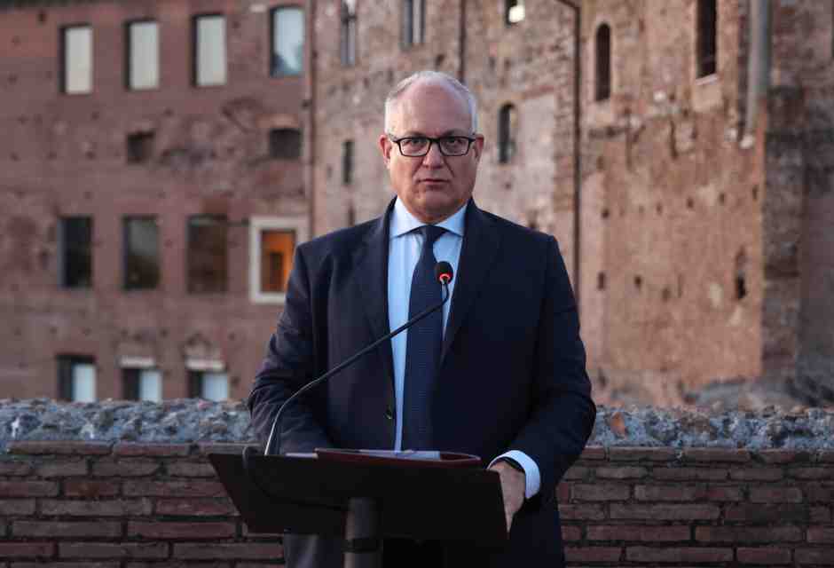 Gualtieri divo dei social, ma flop nella classifica del Sole. E FdI che ora crede di poterlo battere lo attacca