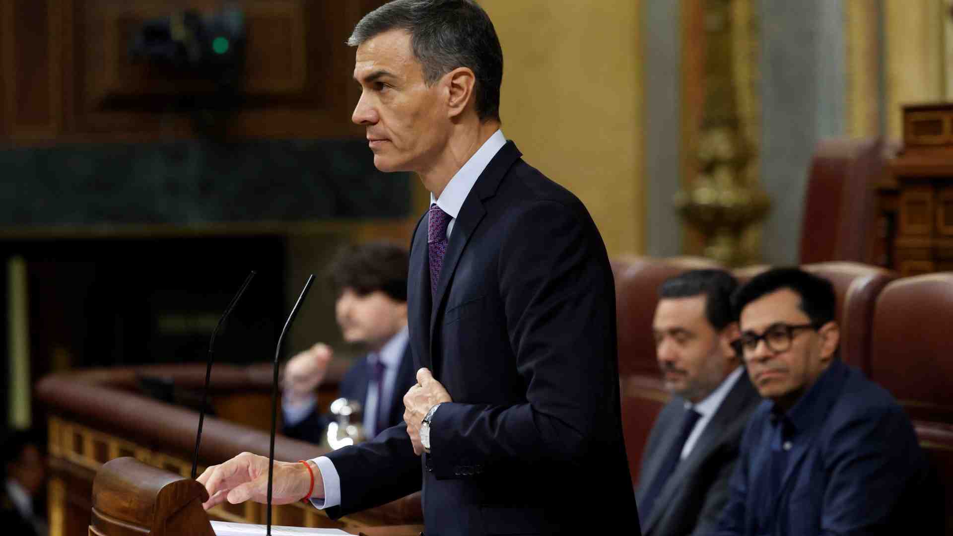 Immagine di Pedro Sánchez si affida all'intelligenza artificiale per restare in sella
