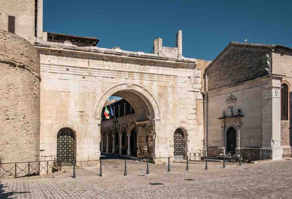 L'antico arco trionfale dell'imperatore Augusto a Fano (foto Getty)<br />&nbsp;