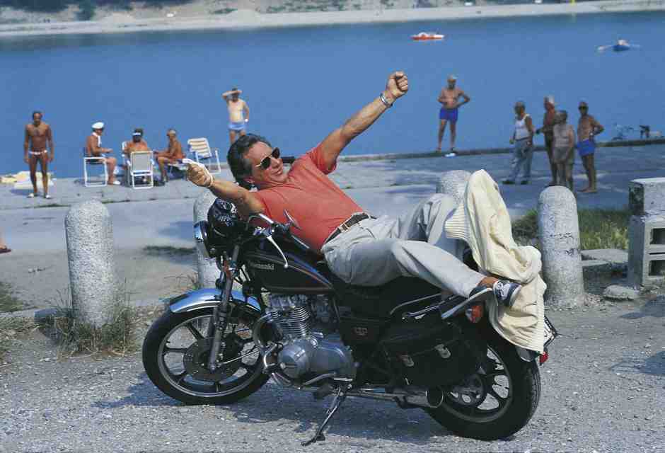 &nbsp;Enzo Jannacci sdraiato su una moto a Sanremo nel 1991 (Foto di Angelo Deligio/Mondadori via Getty Images)<br />