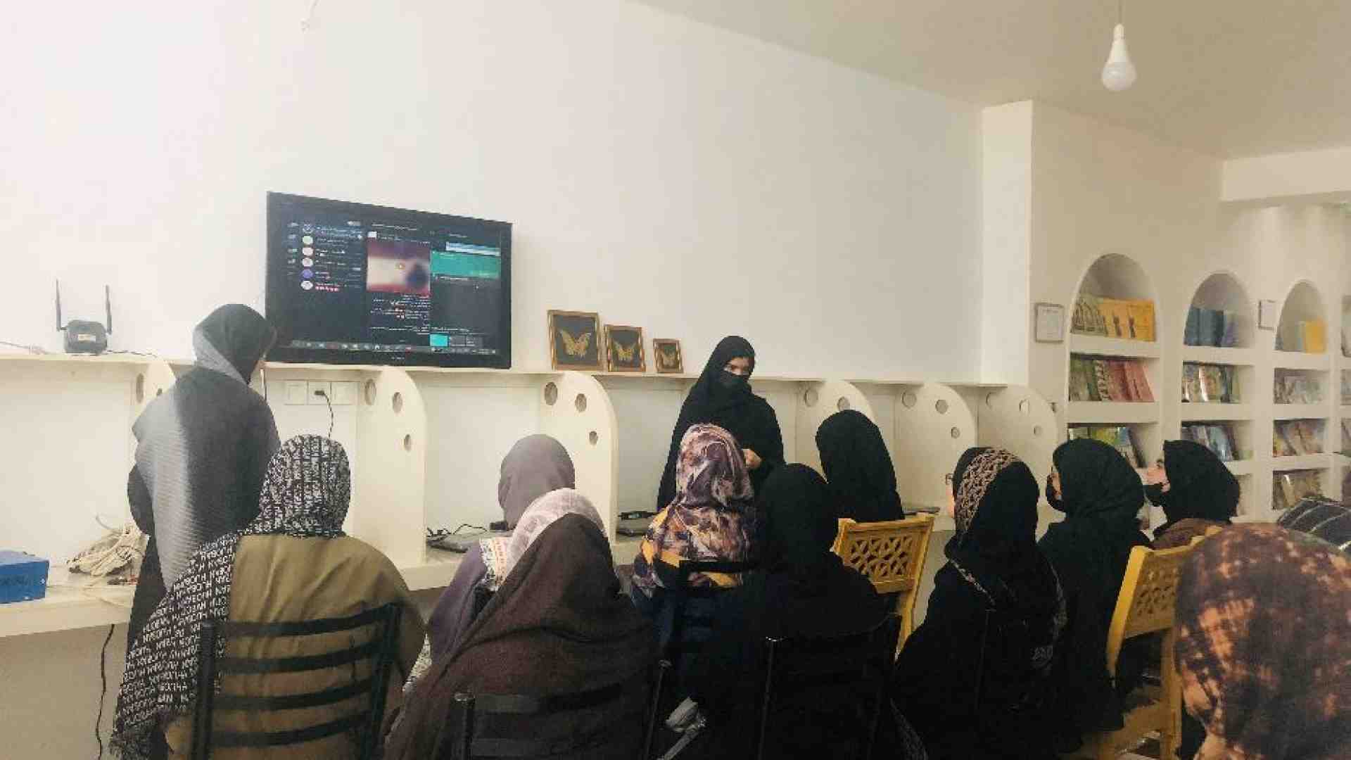 Immagine di Il sogno digitale di Afsaneh per le donne afghane: «Online torniamo libere»