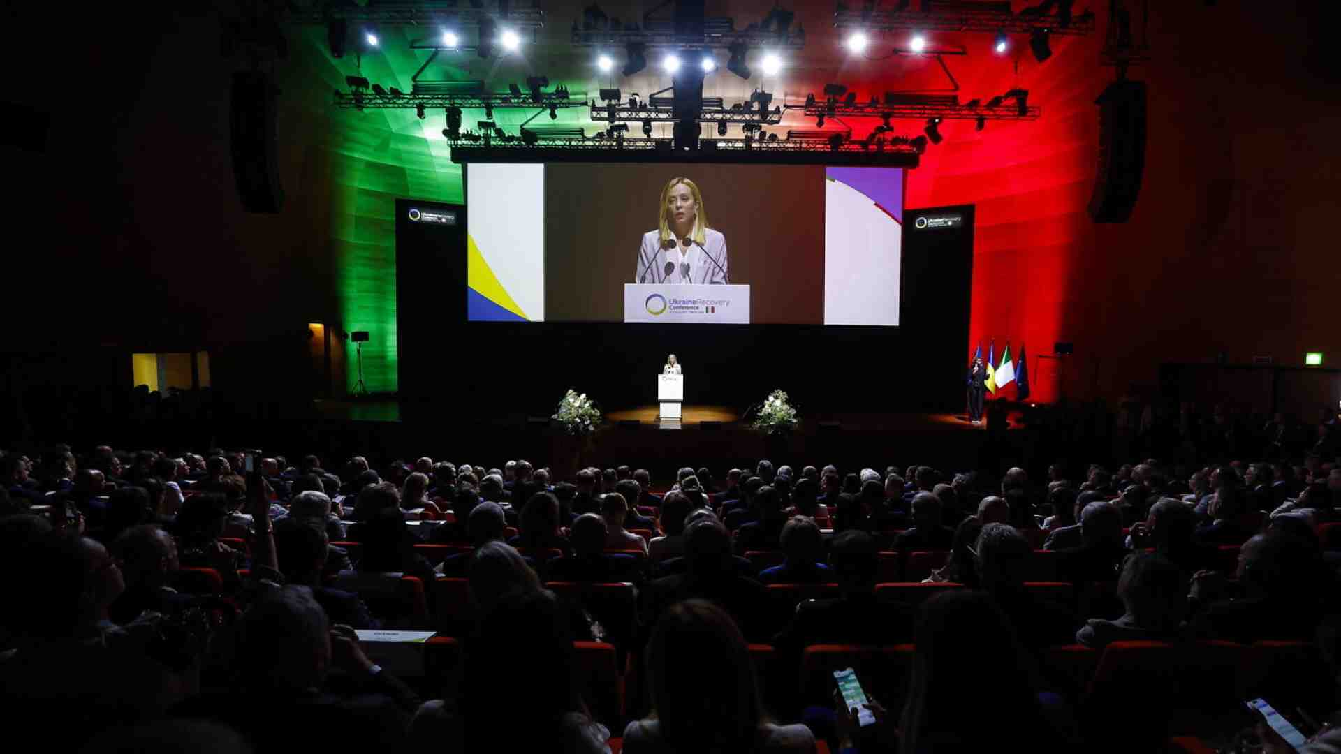 Immagine di Meloni soddisfatta dell'ingresso Usa nei volenterosi. Starmer e Macron: truppe in Ucraina
